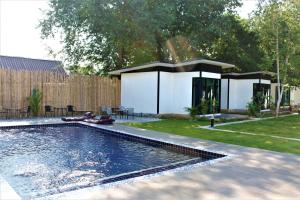 拜縣的住宿－Serene Resort，一座房子旁的院子内的游泳池