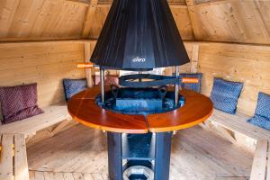 okrągły stół w kabinie z lampą w obiekcie Usadba Romashkovo Hotel w mieście Romashkovo