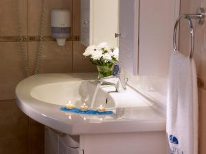 Koupelna v ubytování Avantis Suites Hotel