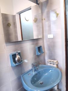ピサにあるDa Guendalinaのバスルーム(青いシンク、鏡付)