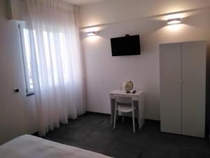 A television and/or entertainment centre at Delia Rooms & Gallery