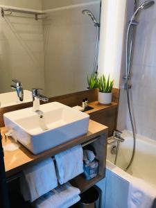Vannituba majutusasutuses Logis Hôtel Le Miramont