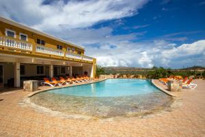 Peldbaseins naktsmītnē Hillside Resort Bonaire vai tās tuvumā