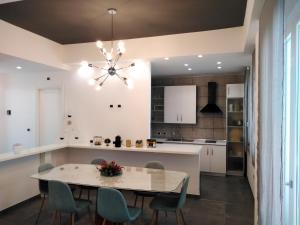 A kitchen or kitchenette at Delia Rooms & Gallery