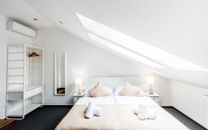 Postel nebo postele na pokoji v ubytování Downtown Bratislava B&B