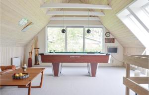 einem Billardtisch in der Mitte eines Zimmers in der Unterkunft Fjordens Perle in Farsø