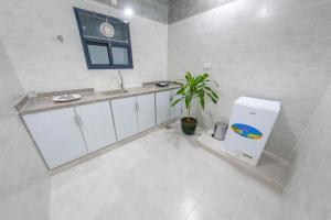 Al Sqlawi Hotel Apartment tesisinde mutfak veya mini mutfak