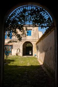 an archway leading to an entrance to a building at Fontanarossa in Cerda