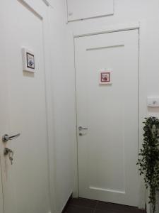サレルノにあるAccommodation Feel Salernoの白い扉