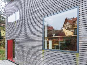 un edificio con una ventana con una puerta roja en Splendid Holiday Home in Freital with Sauna, en Freital