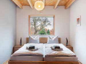 1 dormitorio con 1 cama grande y ventana en Splendid Holiday Home in Freital with Sauna, en Freital