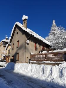 ラ・サル・レ・ザルプにある19 Rue De La Guisaneの雪に覆われたクリスマスツリーの家