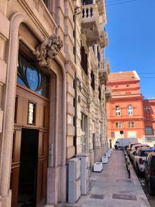 um edifício com carros estacionados ao lado de uma rua em LAUS Teatro Petruzzelli Suite em Bari