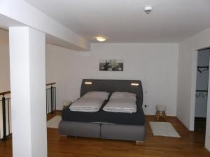Ένα ή περισσότερα κρεβάτια σε δωμάτιο στο Ferienwohnung Kampenwand-Loft