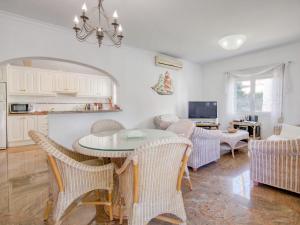 Balcon del MarにあるVilla Eucaliptus by Interhomeのキッチン、リビングルーム(テーブル、椅子付)