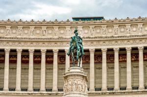 un edificio con una estatua delante de él en Teverecentro, en Roma