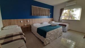 Een bed of bedden in een kamer bij Pousada Brisa do Mar