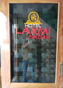 Hotel Laxmi Sadan的证书、奖牌、标识或其他文件
