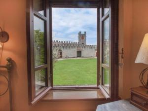 ein offenes Fenster mit Blick auf ein Schloss in der Unterkunft Apartment di Magnano by Interhome in Diolo