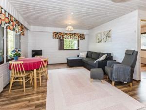 uma sala de estar com um sofá e uma mesa em Holiday Home Iltarauha by Interhome em Ruvaslahti