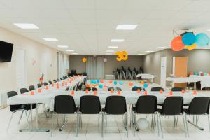 una sala conferenze con un lungo tavolo e sedie di Terres de France - Les Hameaux des Lacs a Monclar-de-Quercy