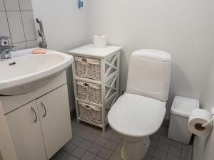 Koupelna v ubytování Holiday Home Karhunvartijan linna b11 by Interhome + 5 fotografií