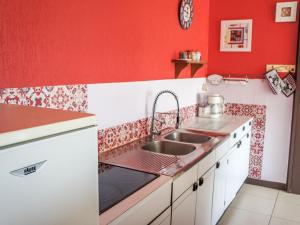 クロゾンにあるHoliday Home Gevanac by Interhomeの赤い壁のキッチン(シンク付)
