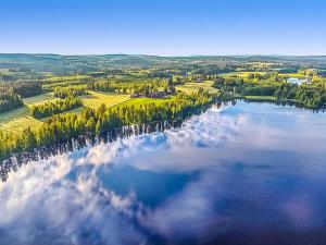 Vue aérienne d'un lac avec des nuages dans l'eau dans l'établissement Holiday Home Pajaranta by Interhome, à Hara