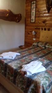 a bedroom with a bed with towels on it at Alto de Balcón in Tanti