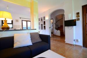 ein Wohnzimmer mit Sofa und Fernseher in der Unterkunft PIVERD DEL GOLF 58 in Pals