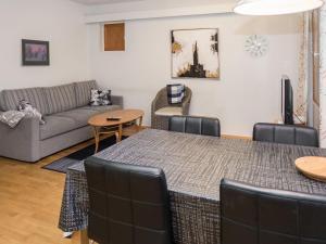 Posezení v ubytování Holiday Home Karhunvartijan linna b11 by Interhome