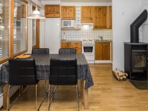 Kuchyň nebo kuchyňský kout v ubytování Holiday Home Karhunvartijan linna b11 by Interhome