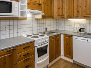 Kuchyň nebo kuchyňský kout v ubytování Holiday Home Karhunvartijan linna b11 by Interhome