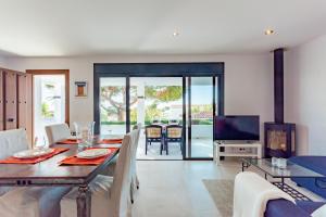 comedor con mesa y TV en Cozy holiday home in the beach, en Marbella