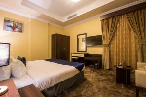 فندق لاهويا في جدة: غرفة في الفندق مع سرير ومكتب