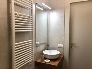 バーリにあるLAUS Teatro Petruzzelli Suiteの洗面台と鏡のあるバスルーム