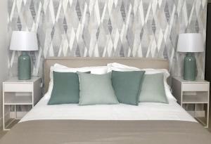 バーリにあるLAUS Teatro Petruzzelli Suiteのベッドルーム1室(枕、ランプ2つ付)