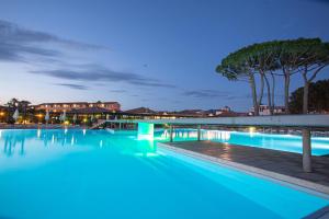 Piscina de la sau aproape de Garden Toscana Resort