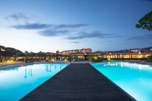 Bazén v ubytování Garden Toscana Resort nebo v jeho okolí