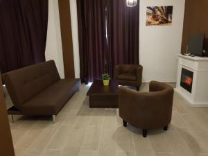 - un salon avec un canapé, des chaises et une cheminée dans l'établissement La Naval 209, 5ºA - LONDRES -, à Las Palmas de Gran Canaria