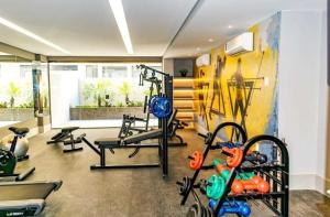 una palestra con diversi tapis roulant e cyclette di Flat Eco Summer Tambaú Apto 2Qts, Cozinha completa a João Pessoa