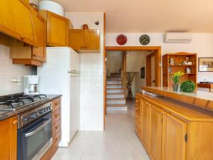 Kuchyňa alebo kuchynka v ubytovaní Holiday Home Nellyana by Interhome