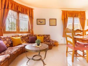 un soggiorno con divano e tavolo di Holiday Home Nellyana by Interhome a Riumar