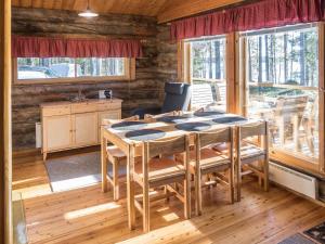 ein Esszimmer mit Tisch und Stühlen in einer Hütte in der Unterkunft Holiday Home Putilanranta by Interhome in Saapunki