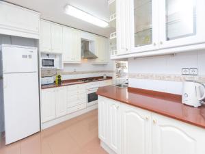 Η κουζίνα ή μικρή κουζίνα στο Apartment Front Beach by Interhome +16 φωτογραφίες