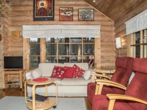 ユッラスヤルヴィにあるHoliday Home Tievankivi by Interhomeのリビングルーム(白いソファ、赤い枕付)