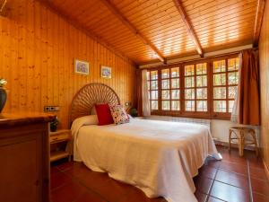 1 dormitorio con 1 cama en una habitación con paredes de madera en Holiday Home Nellyana by Interhome, en Riumar