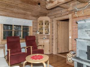 ユッラスヤルヴィにあるHoliday Home Tievankivi by Interhomeのリビングルーム(暖炉、椅子2脚付)