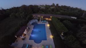 una vista aérea de una piscina por la noche en Domaine la Chamade, en Carpentras