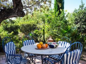 モライラにあるHoliday Home Mirada al Sol by Interhomeのテーブル(椅子付)とフルーツの盛り合わせ